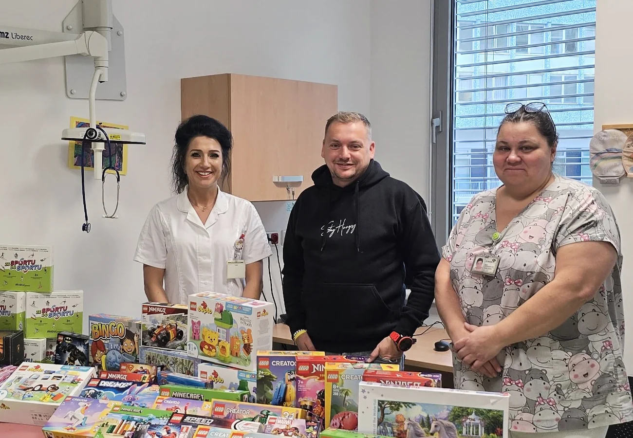 Předávání darů ve spolupráci s projektem Dortem proti rakovině
